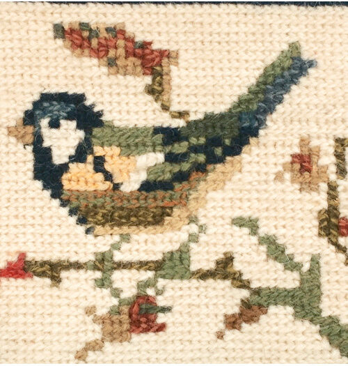 Broderad väggtavla - Korsstygnsbonad av talgoxe detalj fågel