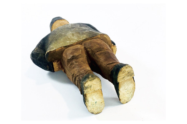 Träskulptur - Snidad trägubbe figurin med skärmmössa undersida