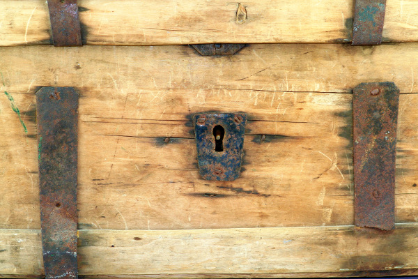 Svepkista - Svepskrin antik med järnbeslag & lås 1800-tal detalj nyckelhål