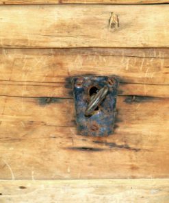 Svepkista - Svepskrin antik med järnbeslag & lås 1800-tal detalj nyckelhål med nyckel