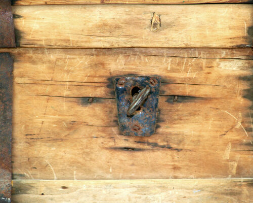 Svepkista - Svepskrin antik med järnbeslag & lås 1800-tal detalj nyckelhål med nyckel