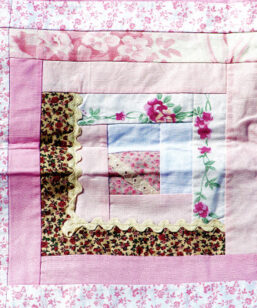 Lapptäcke – Retro quilt rosa nyanser och blommor detalj