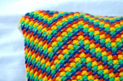 Broderad kudde – Korsstygn zig zag-mönster i regnbågsfärger hörna