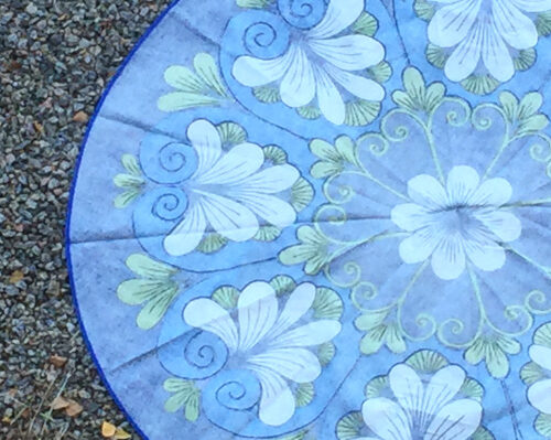 Retrotextil – Rund duk Almedahls blå blomma detalj baksida