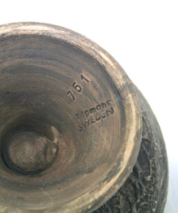 Keramikskål med fot - Blå 751 från Tilgmans Keramik detalj signatur