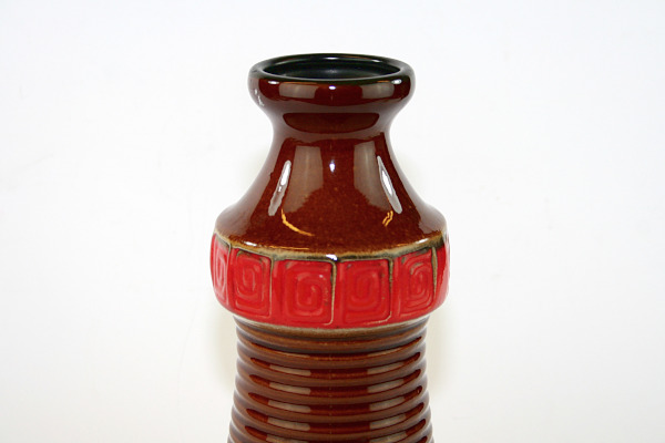 Keramikvas – SP Gerz 807-22 med röd meanderbård detalj toppbard