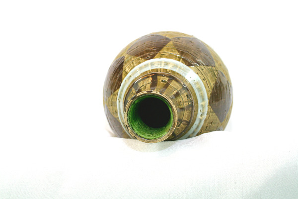 Keramikvas - Grön-glaserade romber och folie-etikett insida