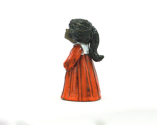 Flicka med hastsvans – Keramikfigur signerad JoJo sida
