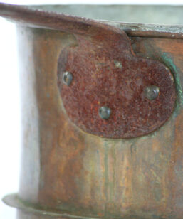Antik stor kopparkastrull handsmitt janhandtag detalj faste
