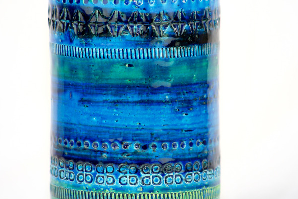 Bitossi Rimini Blue keramikvas cylinder Aldo Londi detalj