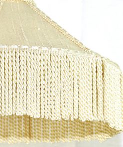 Taklampa med fransar - Cremevit textilskärm kantband detalj