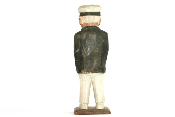 RB Tragubbe – Sjokapten traskulptur snidad sailor rygg