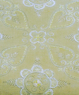 Broderad kudde med blomkransar oliv-stramalj tidigt 1900-tal detalj