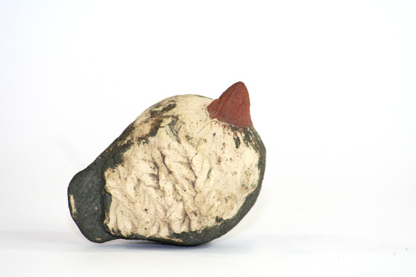 Keramikfagel – Grasparv med rod nabb, vit mage ryggfjadrar