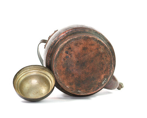 Kopparpanna antik – Kaffepetter med piplock och nitar undersida