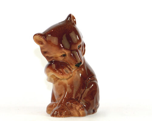 Bilden visar Björnfigurin – Brun-björn av keramik chamotte eller porslin