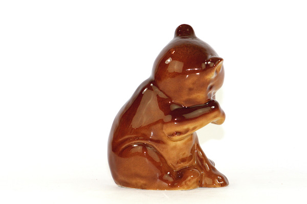 Bilden visar Björnfigurin – Brun-björn av keramik chamotte eller porslin ryggsida