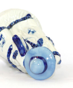 Bilden visar Figurin rokoko-dam med harpa blå vit porslin ovansida