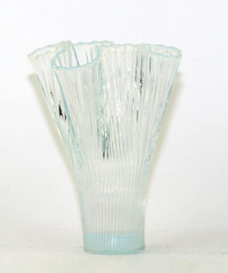 Bilden visar Reffla vas Arthur Percy - handblåst glas Gullaskruf helheten