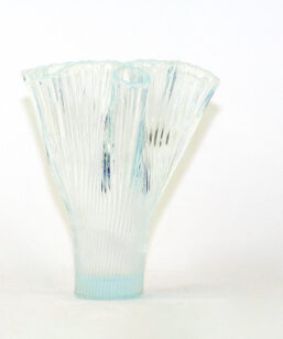 Bilden visar Reffla vas Arthur Percy - handblåst glas Gullaskruf sidan
