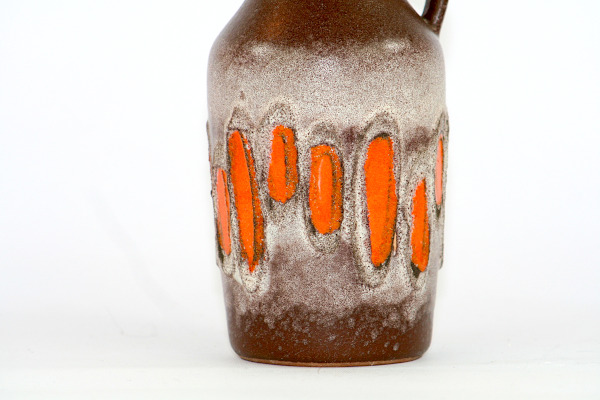 Bilden visar Strehla Keramik 1302 Fat Lava vas – 1960-tal GDR detalj lavaglasyr