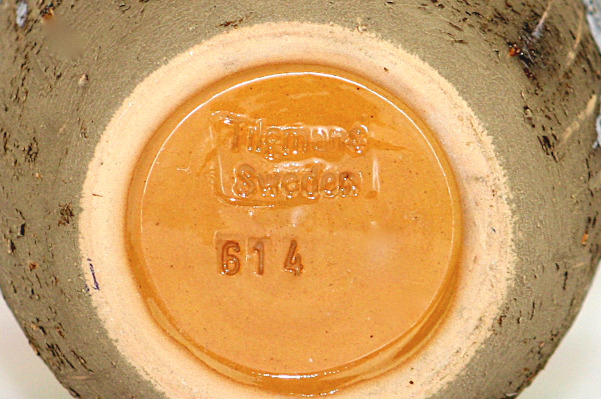 Bilden visar Tilgmans Keramikvas 614 - Lavaglasyr orange gul 1960-tal detalj stämpel
