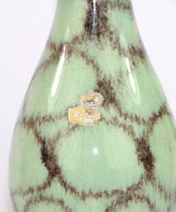 Bilden visar Bay Keramik 523/25 kanna pastell-grön och guld detalj etikett monster