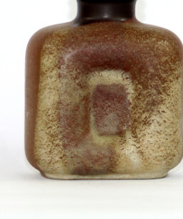 Bilden visar Steuler Keramik vas 442/15 med rundad fyrkant sand detalj