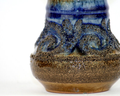 Bilden visar Strehla Keramik 1461 vas – mindre Fat Lava GDR detalj lavaglasyr