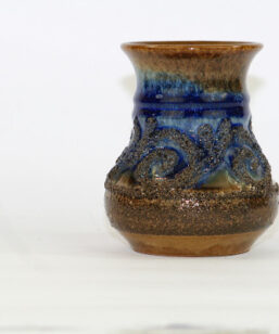 Bilden visar Strehla Keramik 1461 vas – mindre Fat Lava GDR helhet