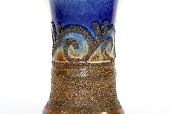 Bilden visar Strehla Keramik 1476 vas – Fat Lava GDR 1970s detalj glasyr