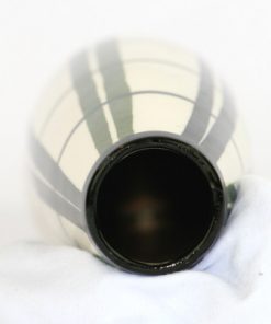 Bilden visar Strehla Keramik 897/1 vas Handgemalt svart vit insida