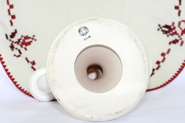 Bilden visar Höganäs Keramik trearmad ljusstake - Vit stilren undersida