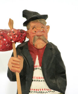 Bilden visar Trägubbe – Gunnarssons Träskulptur luffare med knyte detalj ansikte