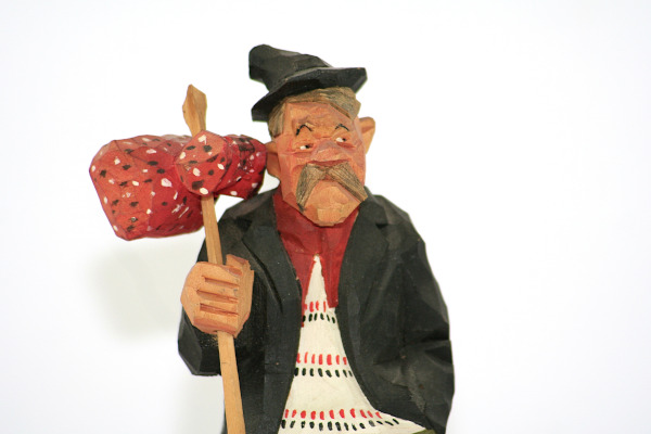 Bilden visar Trägubbe – Gunnarssons Träskulptur luffare med knyte detalj ansikte