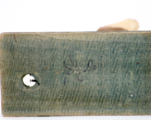Bilden visar Trägubbe – Träskulptur pimplar fiskar aborre på is detalj undersida signatur