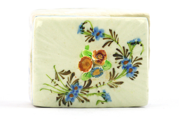 Bilden visar ITALY Capodimonte ask skrin keramik – Trinket box ovansida blommor