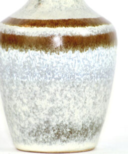 Bilden visar VEB Haldensleben 3069 keramikvas Fat Lava 1960-tal detalj