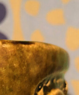 Bilden visar Bay Keramik vas 96-77 Bodo Mans olivfärgad liten färgavvikelse