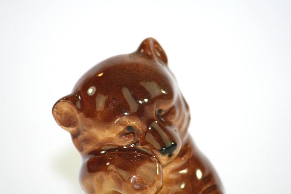 Bilden visar Björnfigurin – Mindre sittande brunbjörn av keramik detalj