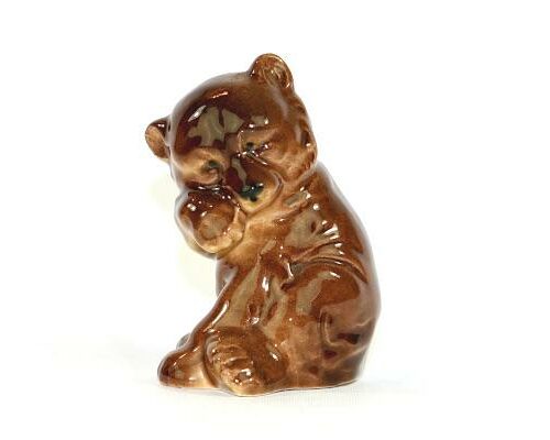 Bilden visar Björnfigurin – Mindre sittande brunbjörn av keramik