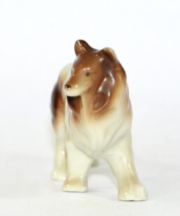 Bilden visar Hundfigurin – Collie-hund av keramik chamotte eller porslin fram