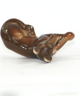 Bilden visar Hundfigurin – Schäfer-hund av keramik chamotte eller porslin ovansida