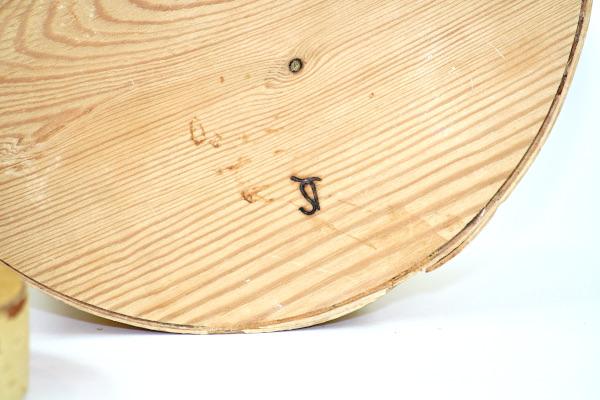 Bilden visar Stor rund näverburk med lock och träknopp björknäver detalj signatur