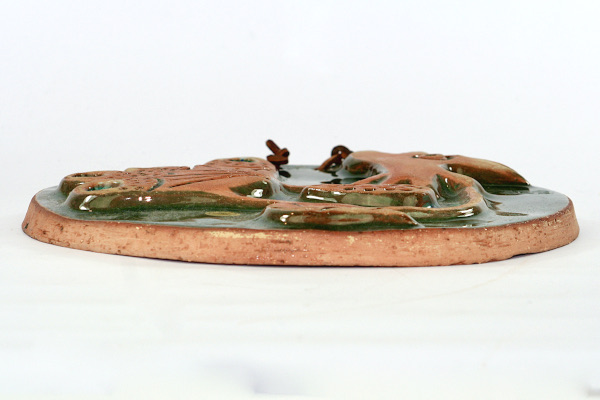Bilden visar Laholms keramiktavla – Väggplatta motiv fågel Fenix liggande
