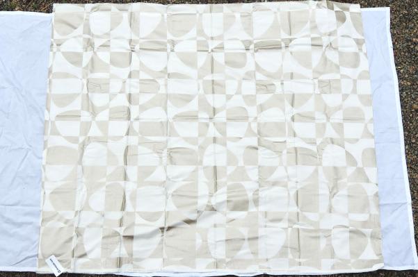 Bilden visar Textil ’Pix’ guld vit design Björk Forth för Arvidssons Textil baksida helhet