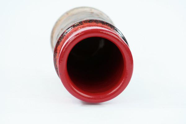Bilden visar Tilgmans Keramikvas 911 - Cylinder klarröd och brun insida