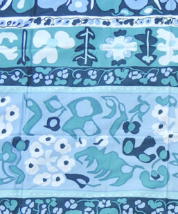 Bilden visar Maija Isola - Marimekko Resla textil blå blommig detalj
