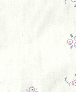 Bilden visar Broderad duk med blommor blå och rosa korsstygn närbild