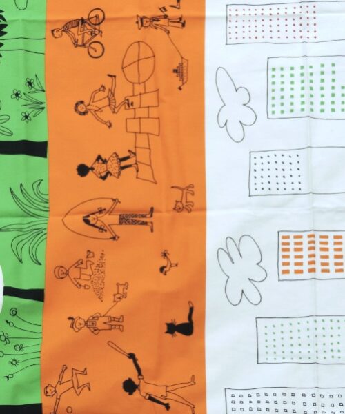 Bilden visar Tryckt bomullstyg – Olle Eksell 'Önskedröm' stad och barn mönster